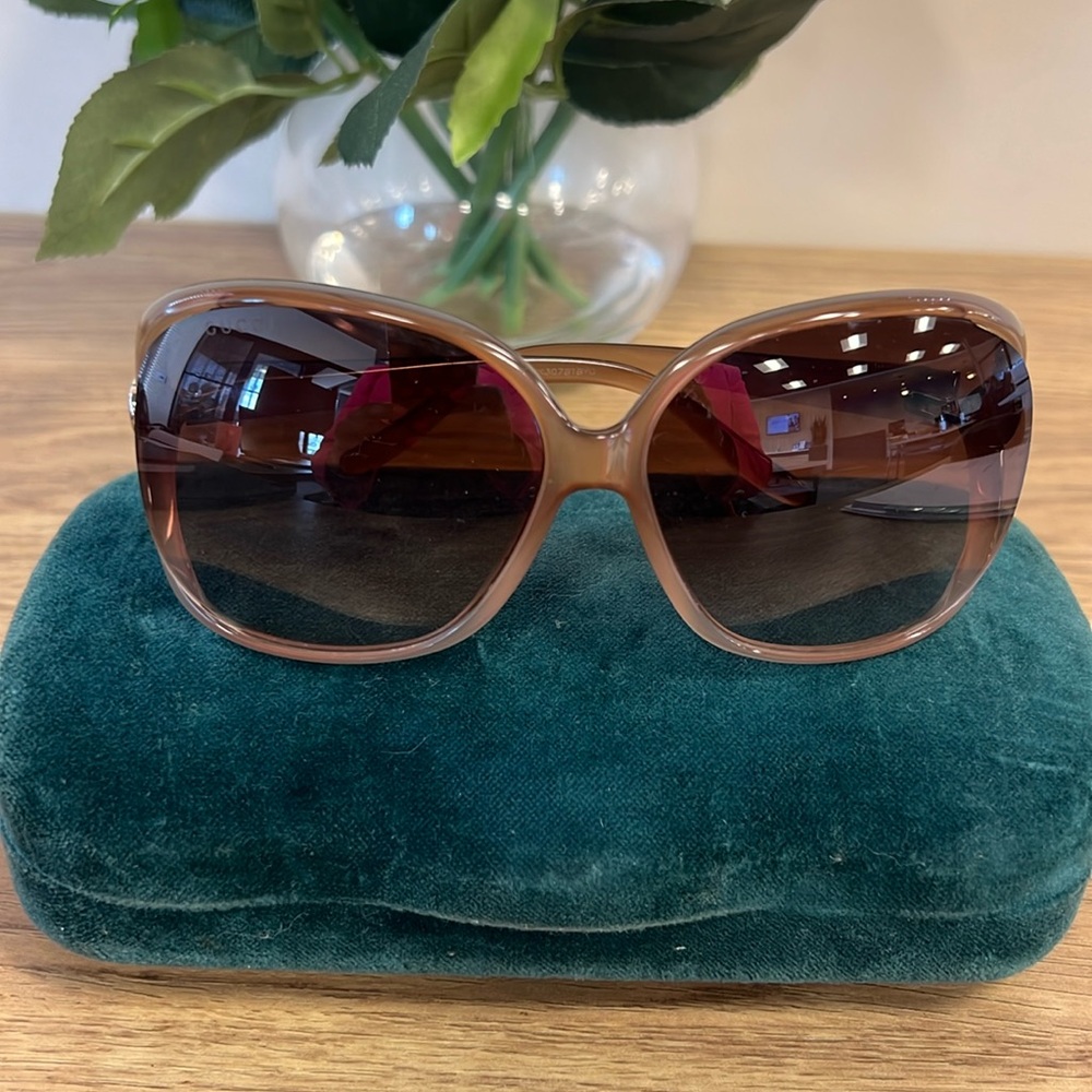 This is a new pair of Gucci shades.